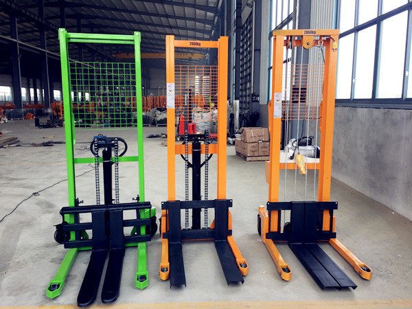 三款手動(dòng)堆高車對(duì)比，手動(dòng)堆高車價(jià)格可致電聯(lián)系客服了解--河北東圣吊索具制造有限公司--小型攪拌機(jī)|石材夾具|液壓堆高車|手動(dòng)叉車