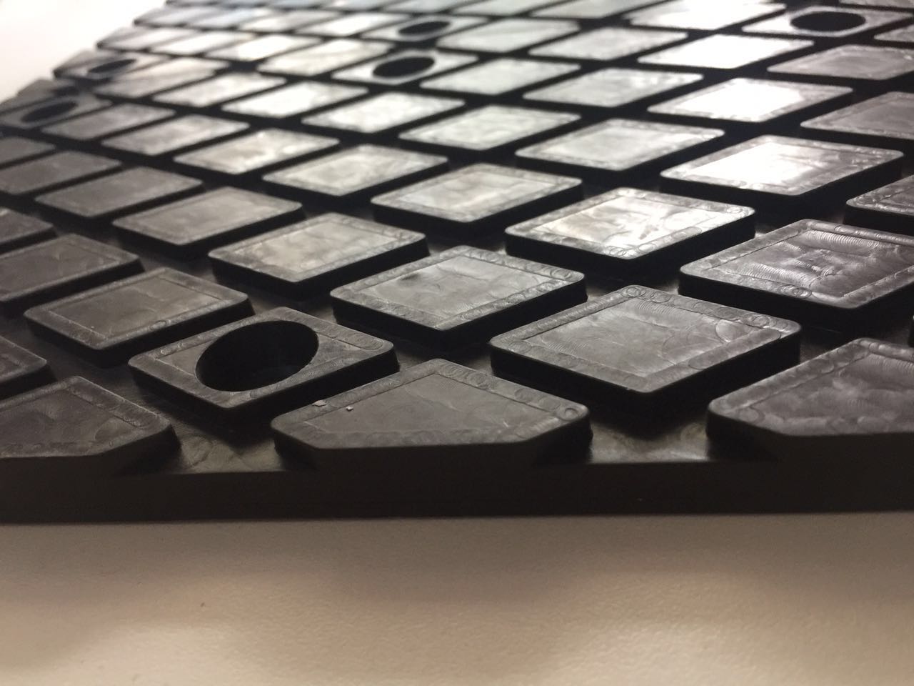 石材吊夾具配備橡膠夾皮實物拍攝側(cè)面顯示夾皮厚度--河北東圣吊索具制造有限公司--小型攪拌機(jī)|石材夾具|液壓堆高車|手動叉車