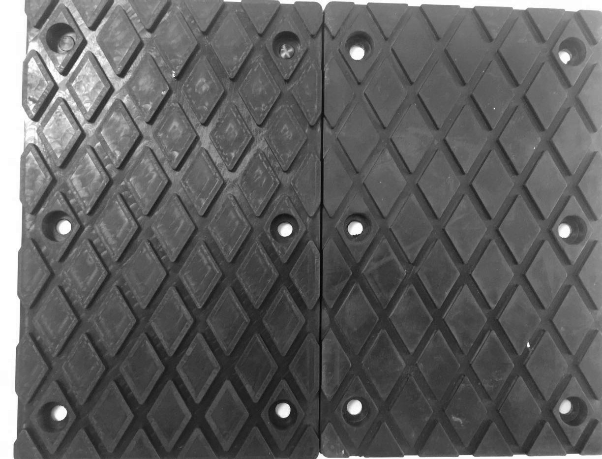 石材吊夾具配備橡膠夾皮實物照片--河北東圣吊索具制造有限公司--小型攪拌機(jī)|石材夾具|液壓堆高車|手動叉車