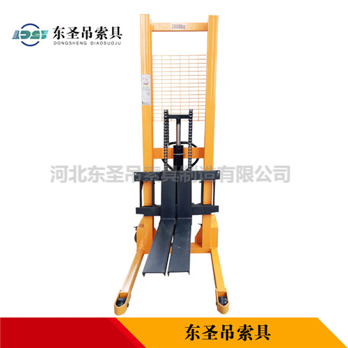 液壓手動式堆高車產(chǎn)品展示--河北東圣吊索具制造有限公司--液壓堆高車|手動叉車|小型攪拌機(jī)|石材夾具