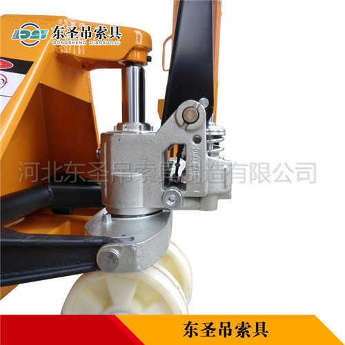 手動搬運叉車產(chǎn)品液壓缸部分展示--河北東圣吊索具制造有限公司--手動叉車|液壓堆高車|小型攪拌機|石材夾具
