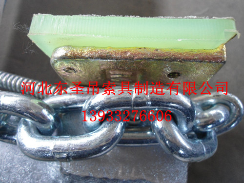 吊石材用的夾子夾皮位置特寫？--河北東圣吊索具制造有限公司--石材夾具|液壓堆高車|手動(dòng)叉車|小型攪拌機(jī)