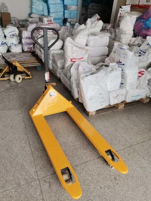 手動地牛叉車搬運(yùn)吊裝帶原料作業(yè)現(xiàn)場--河北東圣吊索具制造有限公司--手動叉車|液壓堆高車|石材夾具|小型攪拌機(jī)